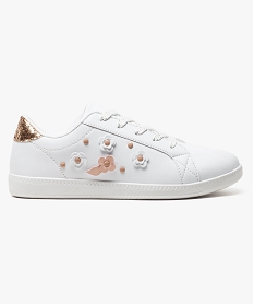 GEMO Baskets basses similicuir et fleurs en relief blanc standard