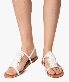 GEMO Sandales femme à talon plat ornées de fleurs en tissu blanc standard