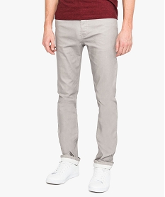 CHAUSSETTE BEIGE PANTALON GRIS CLAIR