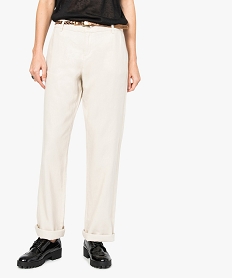 SANDALE ROUGE PANTALON BEIGE CLAIR