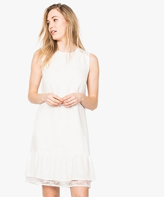 GEMO Robe en crêpe avec épaules en dentelle et bas à volant blanc chine