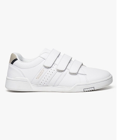 TEE-SHIRT NOIR CHAUSSURE SPORT BLANC