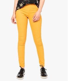 TEE-SHIRT BLANC PANTALON JAUNE MOUTARDE