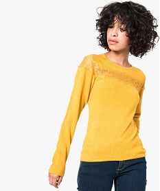 pull col rond avec empiecement dentelle jaune7814501_1