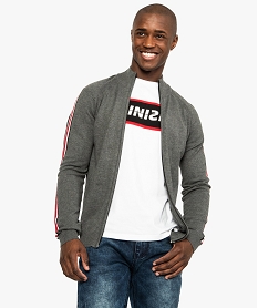 pull homme zippe sur lavant avec col montant et bandes tricolores sur les manches gris8552801_1