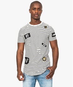 tee-shirt raye pour homme avec macarons et marques dusures imprime8556301_1