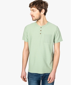 tee-shirt homme a col boutonne et rayures en relief ton sur ton vert8560101_1