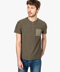 GEMO Tee-shirt homme à col boutonné et rayures en relief ton sur ton kaki standard