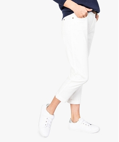 GEMO Pantacourt femme en stretch uni avec ceinture tressée blanc chine