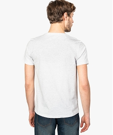tee-shirt homme avec inscriptions sur lavant gris8868801_3