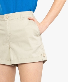 short femme en coton twill avec revers et patte boutonnee beige shorts8870901_2