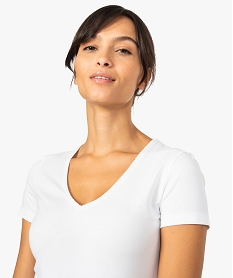 tee-shirt femme stretch col v finition dentelee surpiquee blanc8893801_2