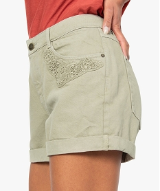 short femme en toile avec broderie en dentelle sur les poches vert shorts9104401_2