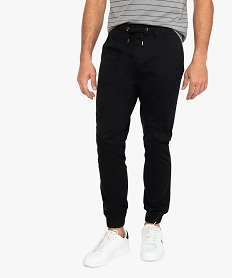 pantalon homme en toile unie resserre dans le bas noir9197601_1