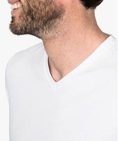 tee-shirt homme a col v coupe slim en coton bio blanc9213001_2
