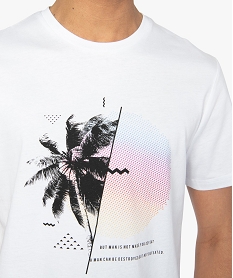 tee-shirt homme avec motif palmier sur lavant blanc9397401_2