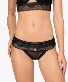 string femme en dentelle avec bijou metallique noir strings tangasA089101_1