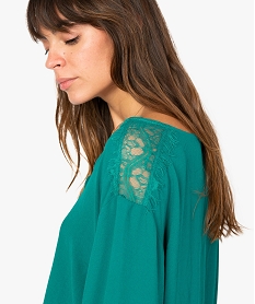 chemise femme en crepe fluide avec epaules en dentelle vert blousesA220501_2