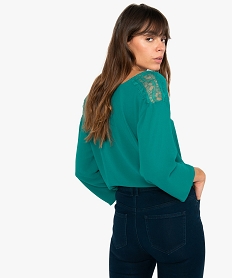 chemise femme en crepe fluide avec epaules en dentelle vert blousesA220501_3
