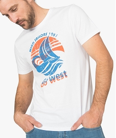 tee-shirt homme avec motif bateau a voile blancA444501_2