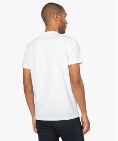tee-shirt homme avec inscription coloree sur lavant blancA447101_3