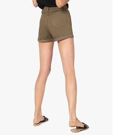 short femme ajuste et taille haute avec revers cousus vert shortsA451001_3