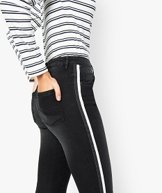 jean femme coupe slim avec liseres bicolores sur les cotes noir pantalons jeans et leggingsA456901_2