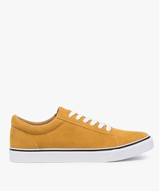 GEMO Tennis homme en suédine unie à lacets et semelle contrastant jaune standard