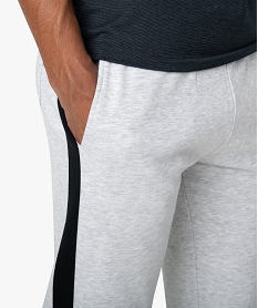 pantalon de jogging homme avec bandes sur les cotes gris pantalonsA976001_2