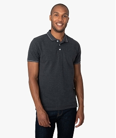 polo homme aux finitions contrastantes en coton bio grisA978601_1