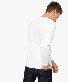tee-shirt homme a manches longues avec inscription sur lavant blancA988901_3