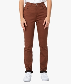 TEE-SHIRT BLANC PANTALON MARRON CLAIR