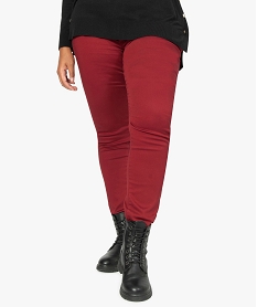 pantalon femme grande taille coupe slim en toile extensible rougeB261901_1