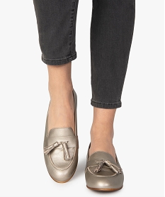 GEMO Mocassins femme unis à talon plat et pompons dore