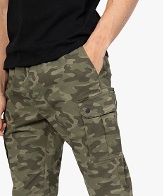 pantalon homme multi-poches a motif camouflage vertB480001_2