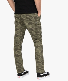 pantalon homme multi-poches a motif camouflage vertB480001_3