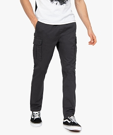 pantalon homme avec poches a rabat sur les cuisses grisB480101_1