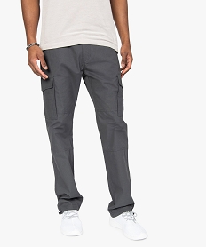 pantalon homme en toile avec poches a rabat sur les cuisses gris pantalons de costumeB480401_1