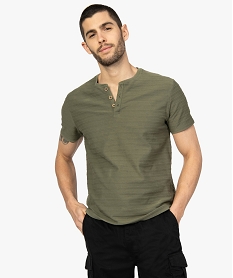 GEMO Tee-shirt homme à col tunisien en maille texturée aspect rayé Vert