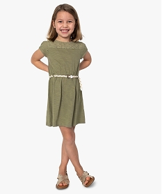 GEMO Robe fille avec haut en broderie anglaise et ceinture tressée Vert