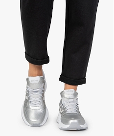 GEMO Baskets femme fitness à semelle épaisse – Adidas Strutter argente