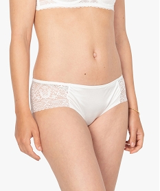 GEMO Shorty femme en satin et hanches en dentelle Blanc