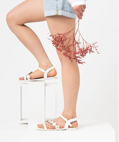 GEMO Sandales femme unies à talon plat et fleurs en relief blanc standard