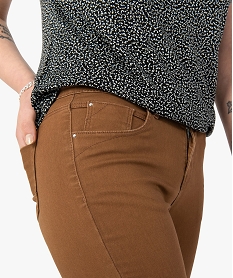 pantalon femme coupe slim en toile extensible brun pantalonsI312101_2