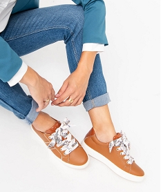 GEMO Baskets femme avec touches vernis et lacets foulard marron vif