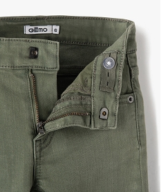 pantalon uni extensible coupe slim garcon vert pantalonsJ313201_2
