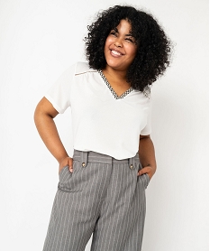 GEMO Tee-shirt à manches courtes avec col V brodé femme grande taille blanc chine