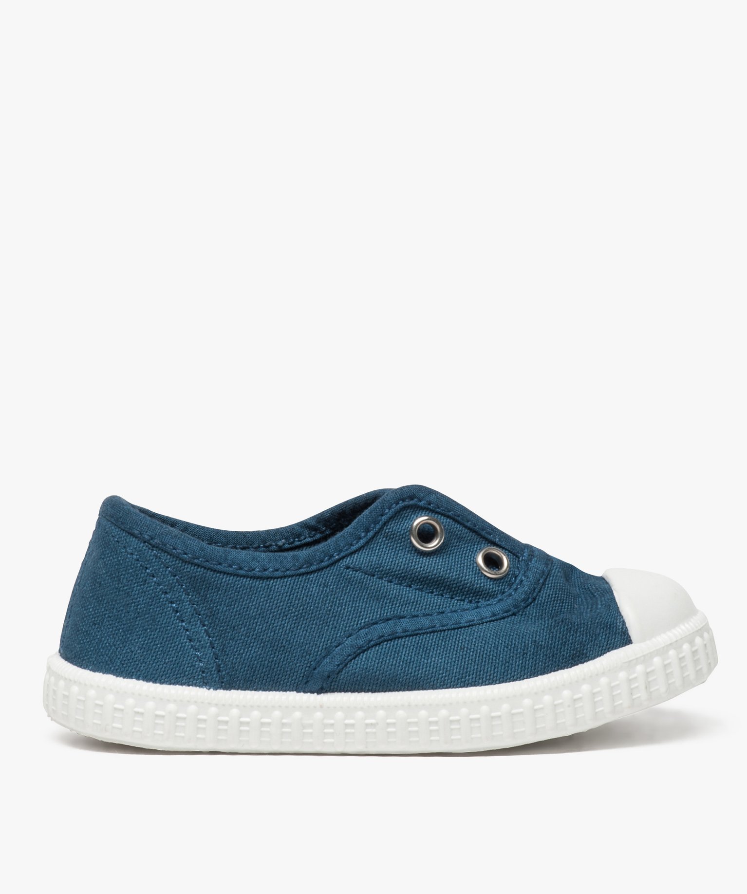 Mocassins D'été Pour Enfants Sur Fond Blanc. Chaussures En Coton