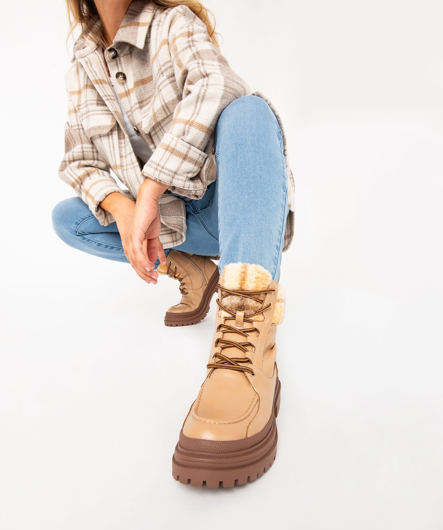 Gemo chaussures boots femme fourrees et unies avec col et languette en sherpa beige standard bottines fourrees femme GEMO