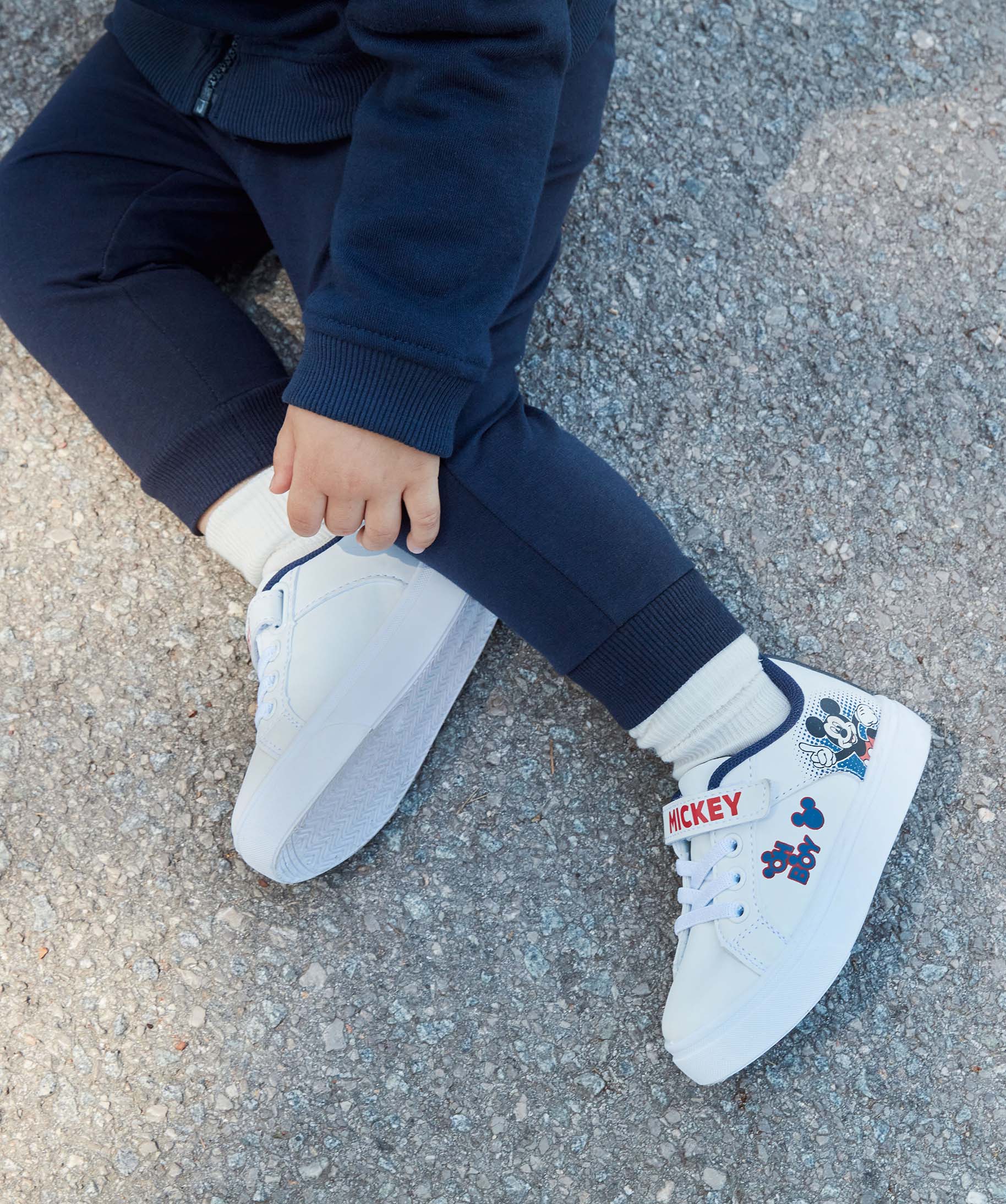 Gemo chaussures garcon baskets bebe garcon a lacets et scratch mickey blanc standard baskets et tennis bebe GEMO